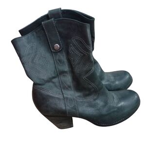 Gianni Bini Black Heeled Boots‎ Sleek Design